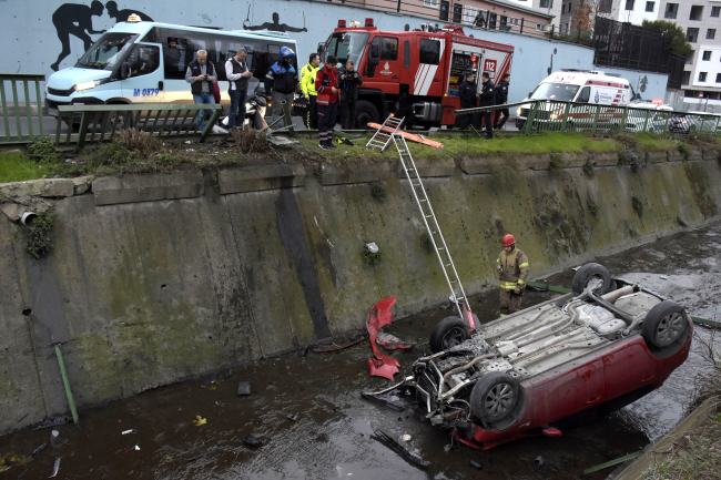 Kağıthane'de otomobil dereye yuvarlandı