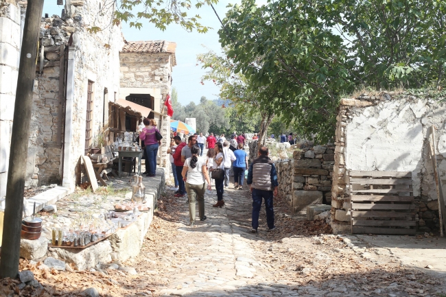 Muğla Stratonikeia Antik Kenti'nin pazarı yeniden kuruldu