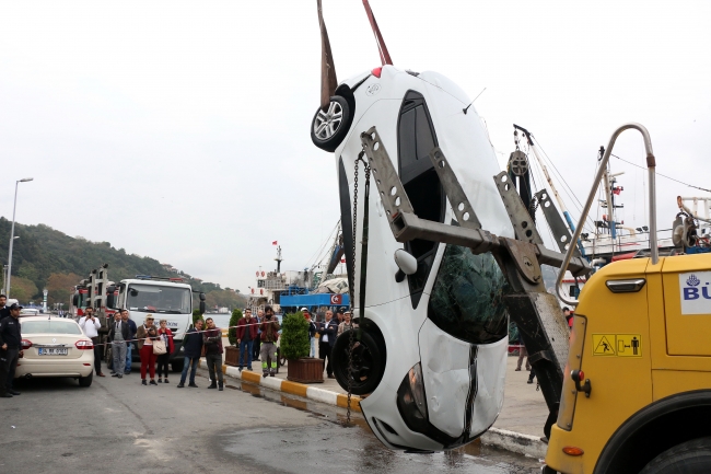 Otomobilinin önce fotoğrafını çekti, ardından denize itti