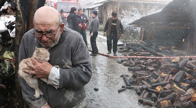 Bolu'da evi yanan "Ali dede" yeni evinde kedileriyle mutlu