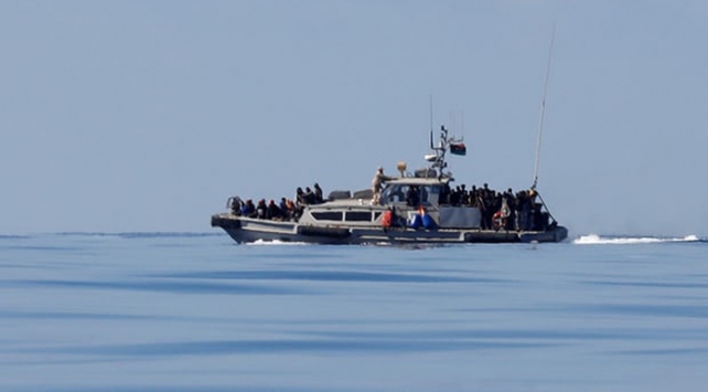 Libya açıklarında göçmenleri taşıyan bot battı
