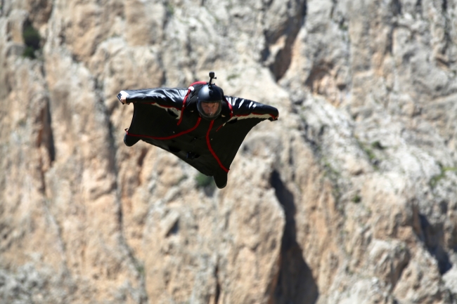 Yarasa adamlar nefes kesti