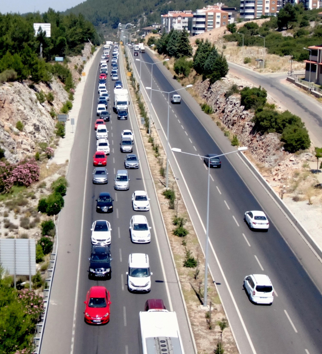 Muğla'da bayram yoğunluğu: 5 kilometrelik kuyruk oluştu