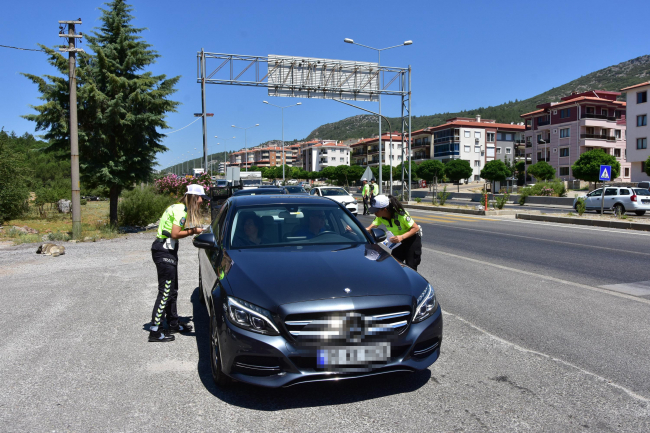 Muğla'da bayram yoğunluğu: 5 kilometrelik kuyruk oluştu
