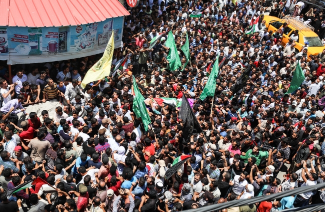 İsrail'in şehit ettiği gönüllü hemşire Rezzan en-Neccar son yolculuğuna uğurlandı