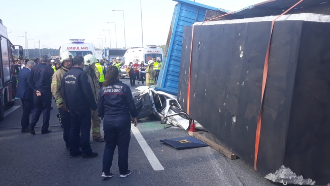 İstanbul'da beton blok yüklü kamyon otomobilin üzerine devrildi: 1 ölü