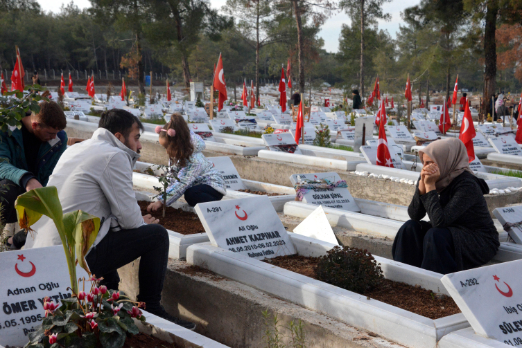 Yılın son günü depremde kaybettikleri için dua ettiler
