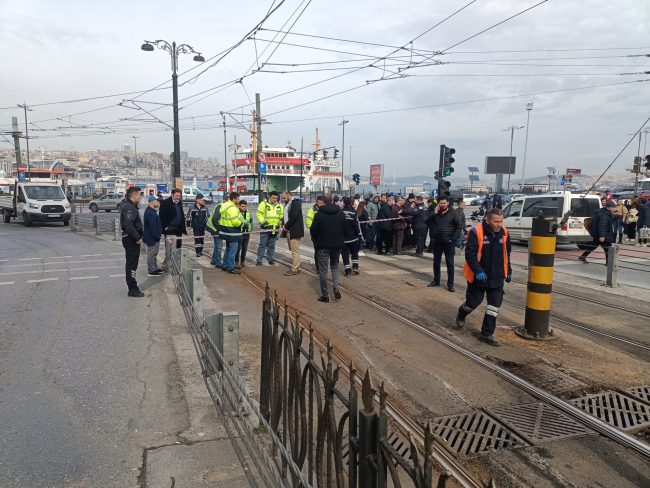 İstanbul Sirkeci'de tramvay raydan çıktı
