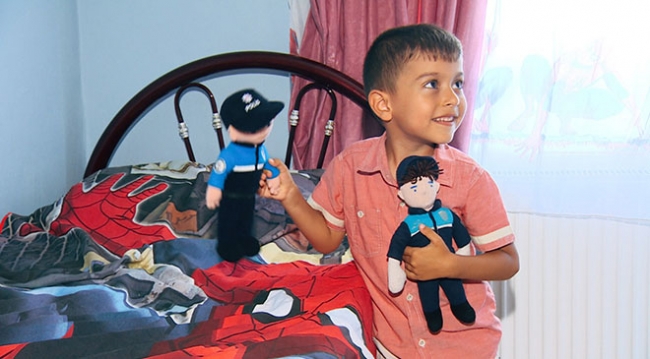 Bez bebeğinin gözleri silinen Yusuf'a polis ekipleri sürpriz yaptı