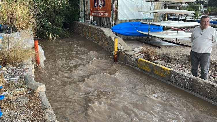 Bodrum’da sağanak yağmur; cadde ve sokaklar nehre döndü