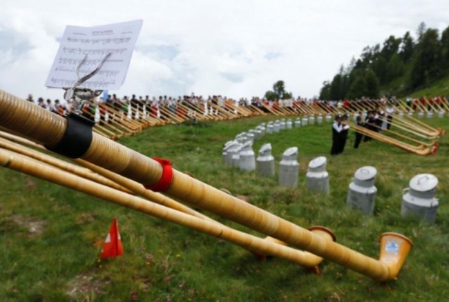 İsviçre dağlarında "alphorn" sesleri yankılanıyor