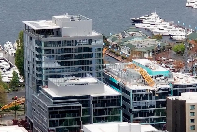 ABD'de vinç caddedeki araçların üzerine devrildi