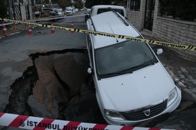 Eyüpsultan'da park halindeki otomobil çukura düştü
