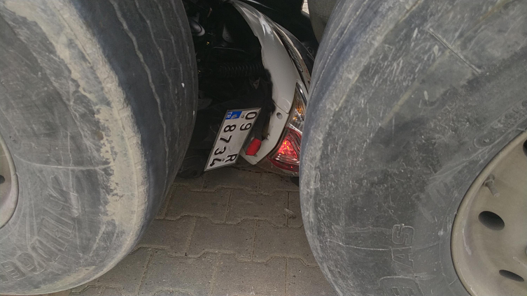 Sağlık görevlileri yaralıya ilk müdahaleyi tırın altında yaptı