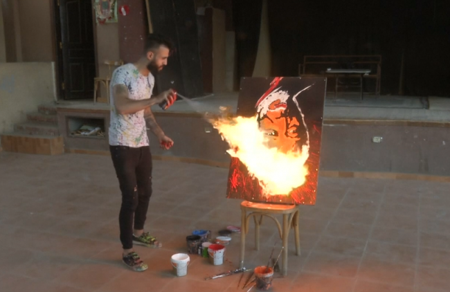 Mısırlı ressam baş aşağı portrelerini birkaç dakikada boyuyor