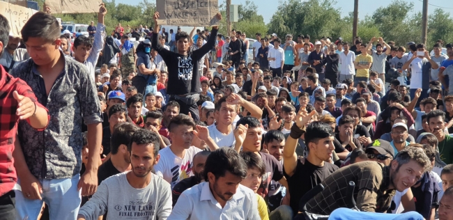 Midilli Adası'ndaki Morya Mülteci Kampı'nda yaşayan kadın, erkek, çocuk hepsi bir olup Morya'da insanların ölmesine göz yuman Yunan hükümetini protesto etti.