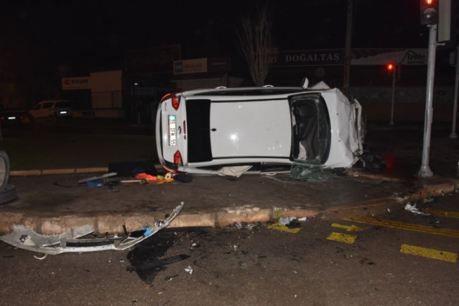 İzmir'de otomobil personel servisine çarptı: 3 yaralı