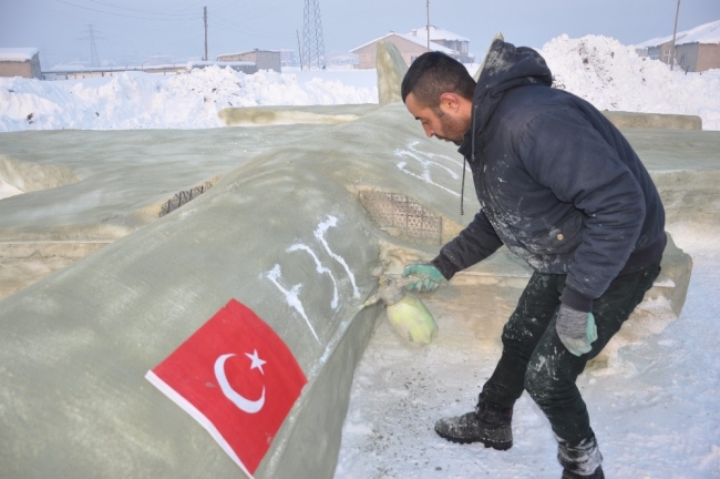 Hakkarili çoban kardan F-35 savaş uçağı yaptı