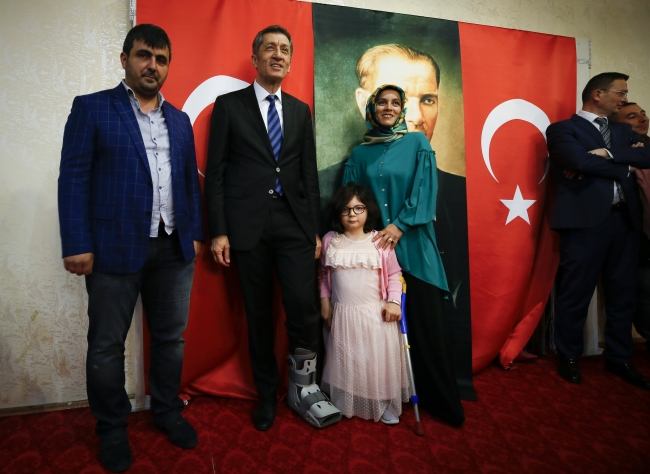 Bakan Selçuk, engelli öğretmen ve öğrencilerle iftarda buluştu