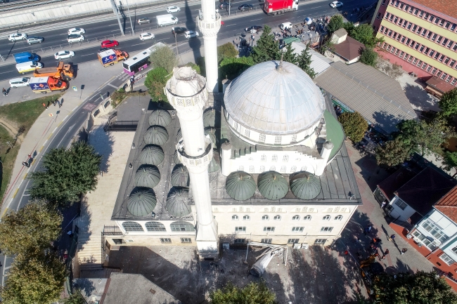 Avcılar'da cami minaresinin yıkılma anı kamerada