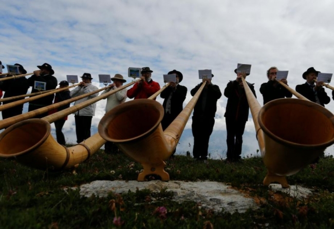 İsviçre dağlarında "alphorn" sesleri yankılanıyor