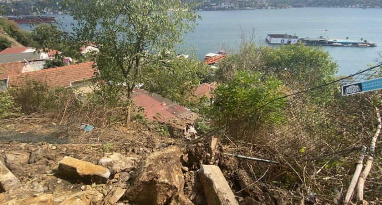 Beşiktaş'ta kaya parçaları evlerin üzerine düştü