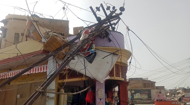 Hindistan'daki kum fırtınası can almaya devam ediyor