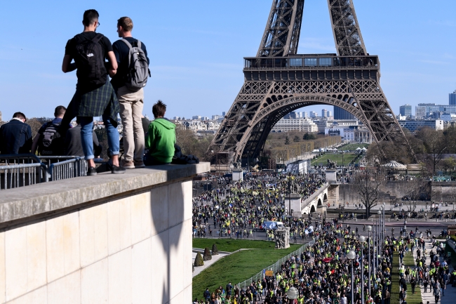 Fransa'da sarı yelekliler yeniden sokaklarda: 32 gözaltı