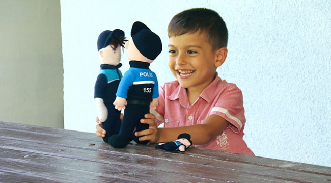 Bez bebeğinin gözleri silinen Yusuf'a polis ekipleri sürpriz yaptı