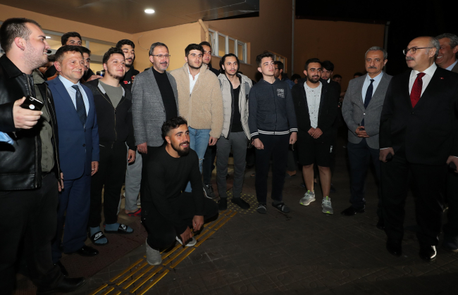 Bakan Kasapoğlu, İzmir'de öğrencilerle sahur yaptı