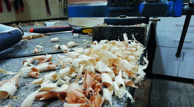 Ağaç ve deri onun usta ellerinde davula dönüşüyor