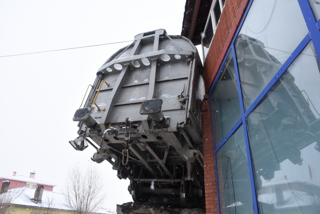 Kars'ta yük treninin vagonu raydan çıktı