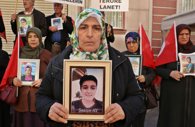 Diyarbakır annelerinin evlat nöbetine bir aile daha katıldı