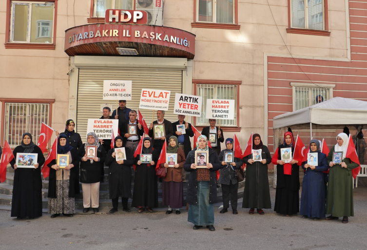 Diyarbakır annelerinin evlat nöbetine bir aile daha katıldı