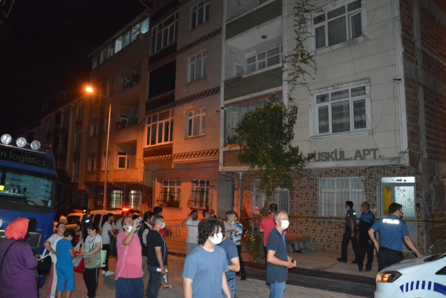 Sultangazi'de iki bina çökme riski nedeniyle boşaltıldı