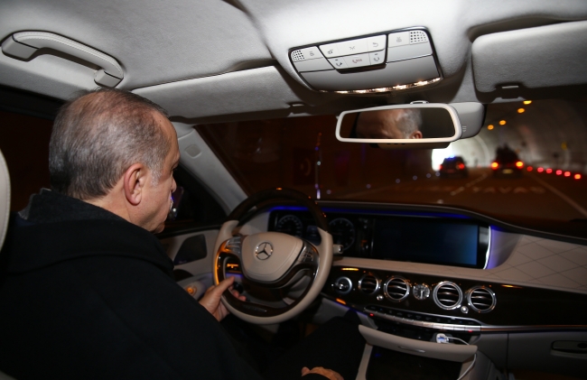 Cumhurbaşkanı Recep Tayyip Erdoğan, makam aracını kendisi kullandı