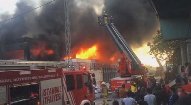 Arnavutköy'de fabrika yangını