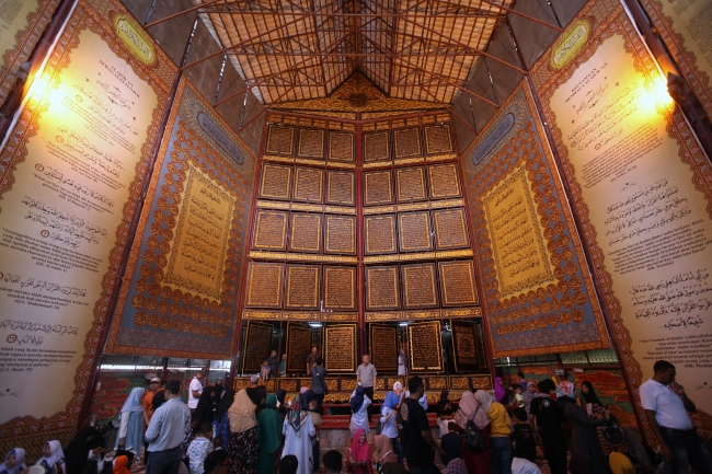 Ahşap Kur'an-ı Kerim'e dünyanın dört bir yanından ziyaretçi akını