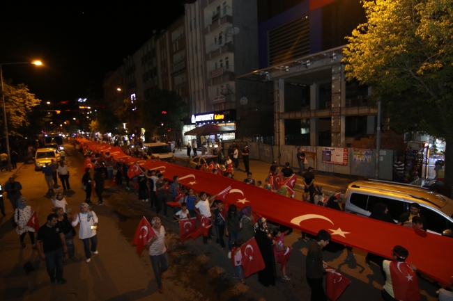 Milyonlar şehitler için meydanlara indi