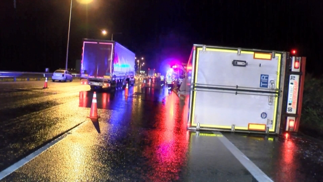 Kuzey Marmara Otoyolu'nda tır devrildi