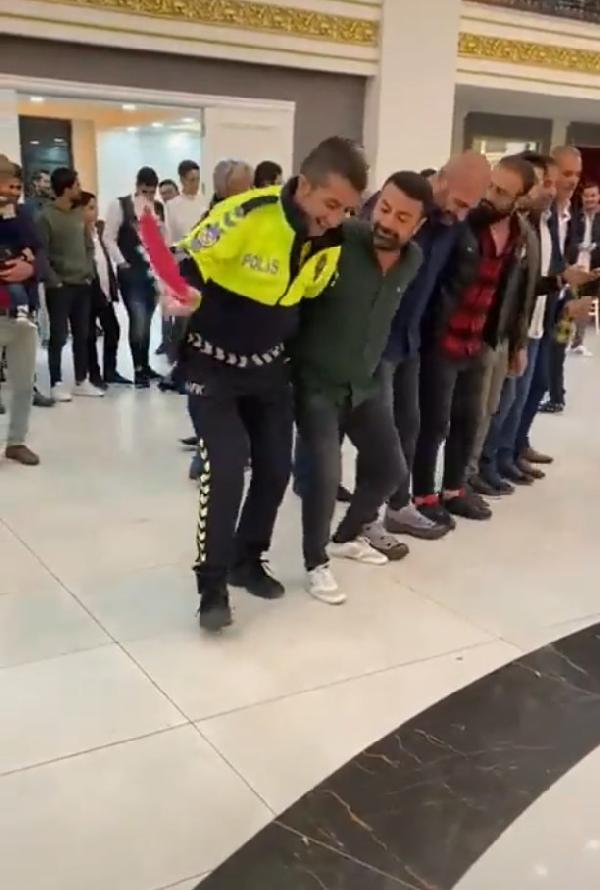 Trafik polisinin halaybaşı olduğu görüntüler ilgi çekti