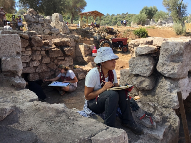 Antalya'da Roma dönemine ait bin 800 yıllık yüzük taşı bulundu