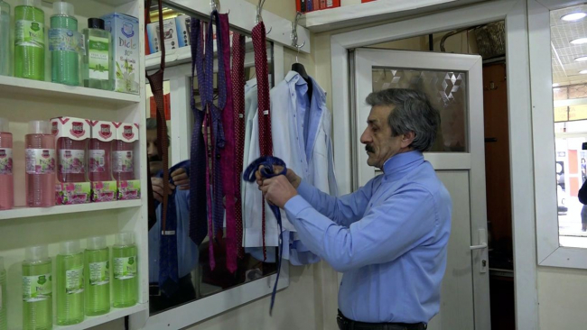 Müşterilerini 35 yıldır takım elbise ve kravatla tıraş ediyor