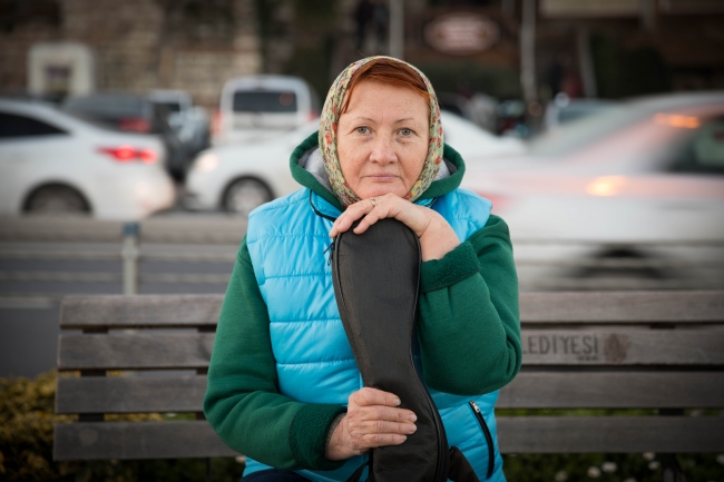 Türkiye'de yaşayan Hobotova, gitarla hayata tutundu