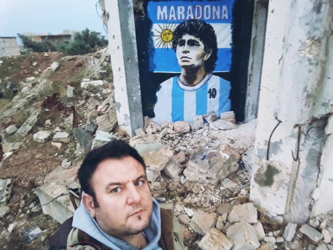 Suriyeli sanatçı, Esed'in yıktığı binanın duvarına Maradona'nın resmini çizdi