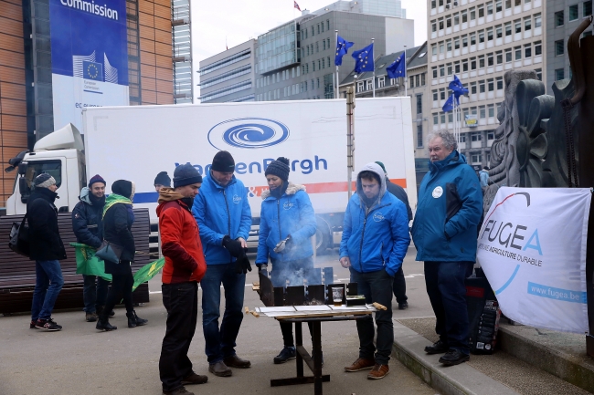 Brüksel'de çiftçiler AB'nin tarım ve hayvancılık politikalarını protesto etti