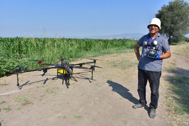 Tarımsal ilaçlamayı drone ile yapıyor