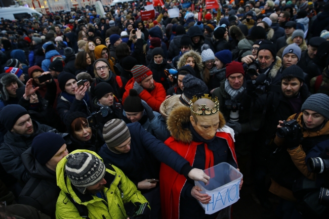 Rusya'da seçimleri protesto eden yüzlerce kişi sokaklara çıktı