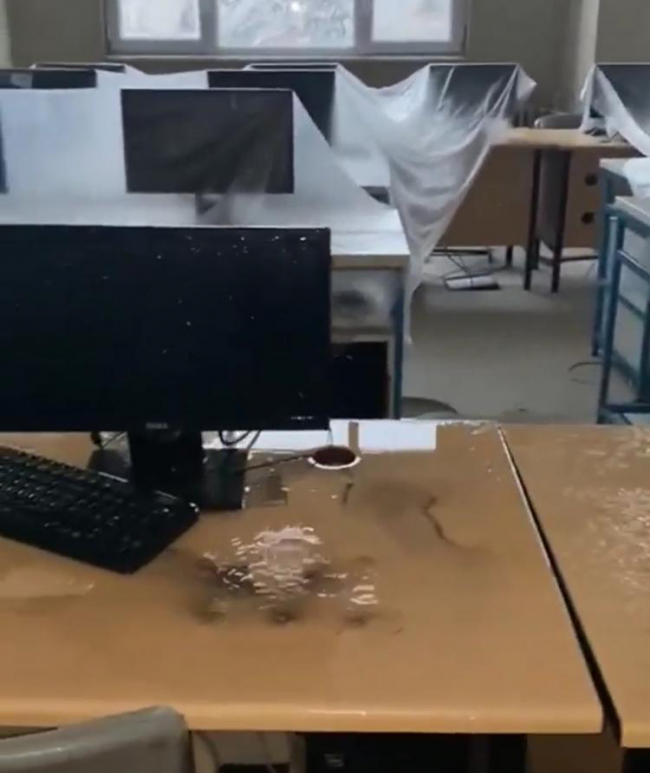 Arnavutköy'de lodosta çatısı hasar gören okulu su bastı
