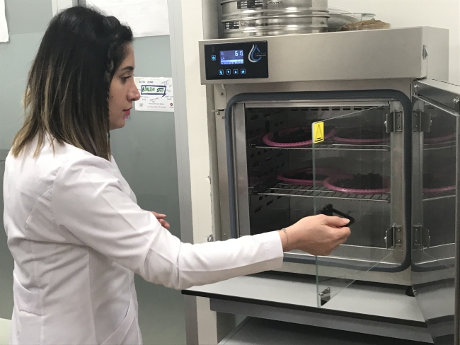 Babasının alışkanlığından ilham alarak, doğaya zararsız plastik üretti